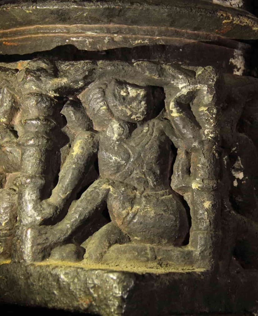 Yogī in Ardhamatsyendrāsana